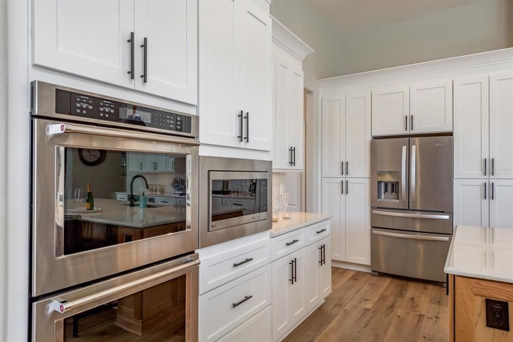 合同活跃: $1,440,000 (4 贝兹, 3 浴室, 3387 平方英尺)