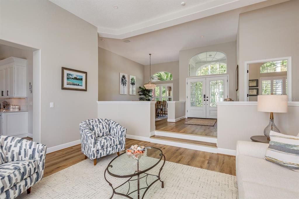 合同活跃: $1,440,000 (4 贝兹, 3 浴室, 3387 平方英尺)