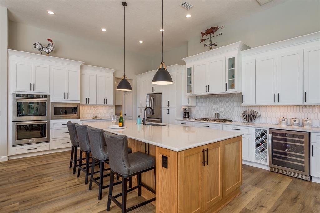 合同活跃: $1,440,000 (4 贝兹, 3 浴室, 3387 平方英尺)