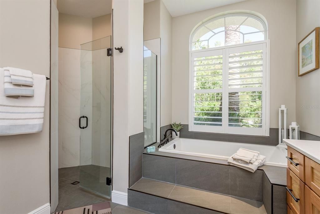 合同活跃: $1,440,000 (4 贝兹, 3 浴室, 3387 平方英尺)