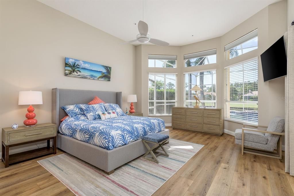 合同活跃: $1,440,000 (4 贝兹, 3 浴室, 3387 平方英尺)