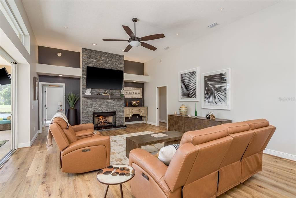 合同活跃: $1,440,000 (4 贝兹, 3 浴室, 3387 平方英尺)