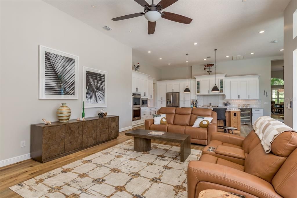 合同活跃: $1,440,000 (4 贝兹, 3 浴室, 3387 平方英尺)