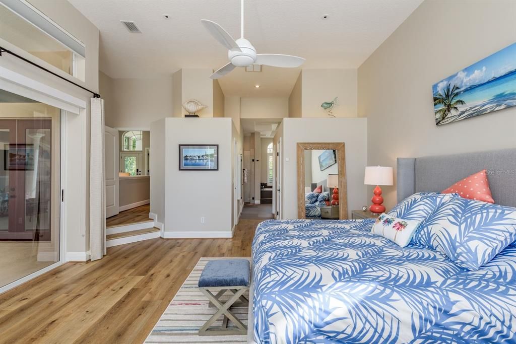 合同活跃: $1,440,000 (4 贝兹, 3 浴室, 3387 平方英尺)