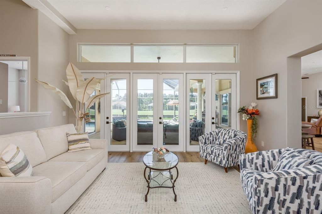 合同活跃: $1,440,000 (4 贝兹, 3 浴室, 3387 平方英尺)