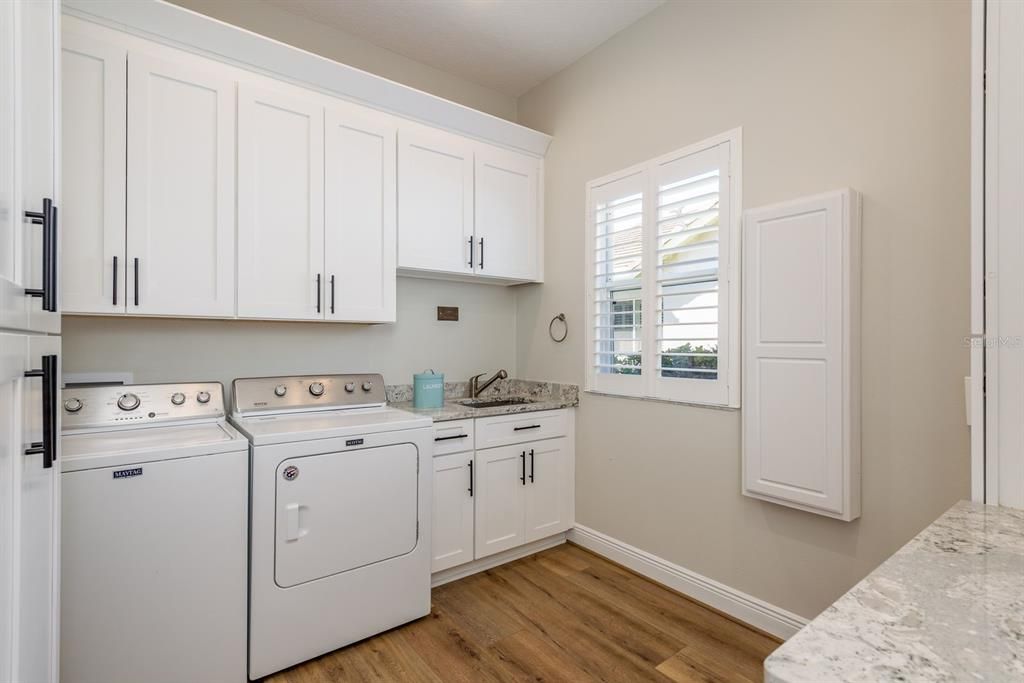 合同活跃: $1,440,000 (4 贝兹, 3 浴室, 3387 平方英尺)