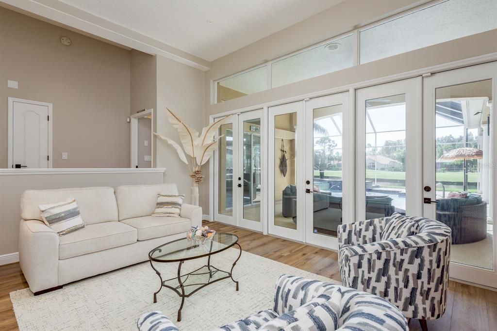 合同活跃: $1,440,000 (4 贝兹, 3 浴室, 3387 平方英尺)