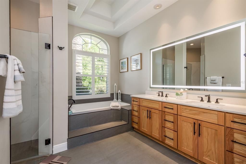 合同活跃: $1,440,000 (4 贝兹, 3 浴室, 3387 平方英尺)