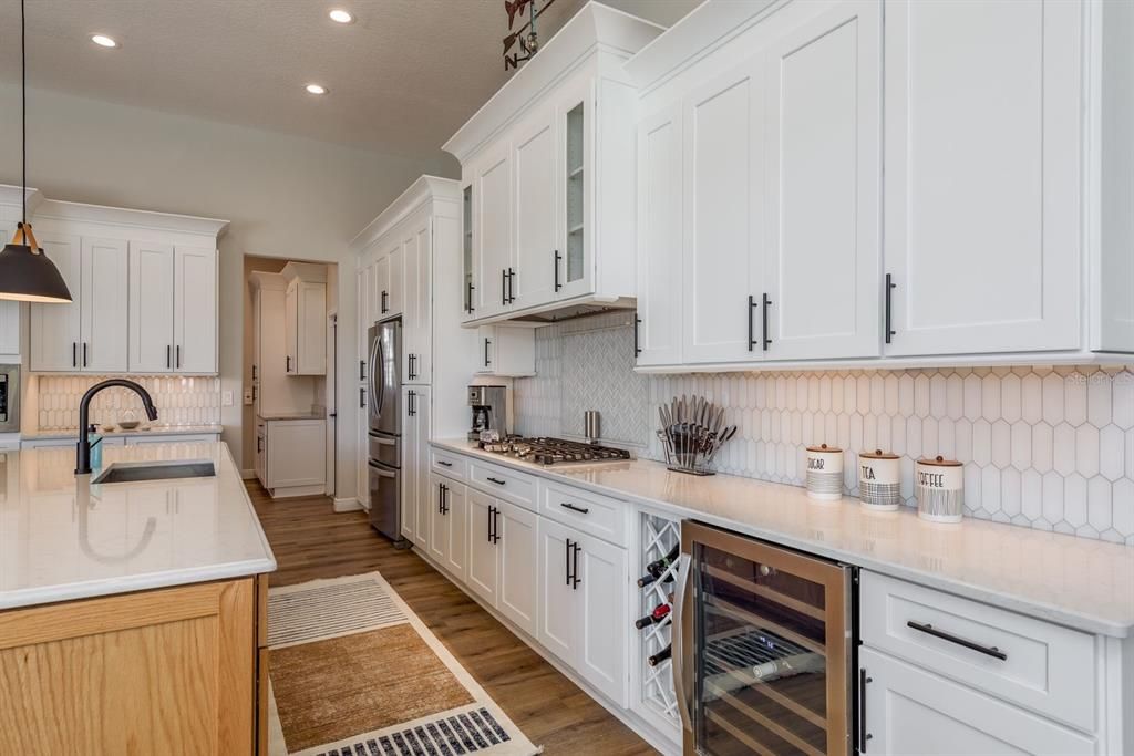 合同活跃: $1,440,000 (4 贝兹, 3 浴室, 3387 平方英尺)