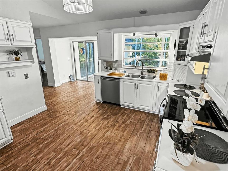 待售: $572,000 (3 贝兹, 3 浴室, 2463 平方英尺)