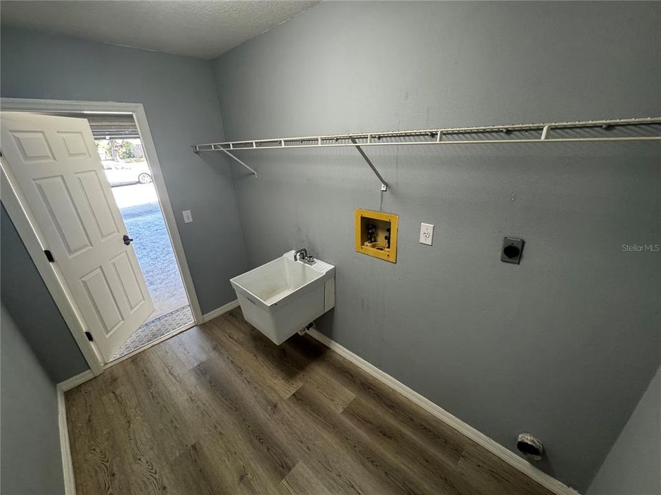 For Rent: $2,500 (3 beds, 2 baths, 1716 Square Feet)