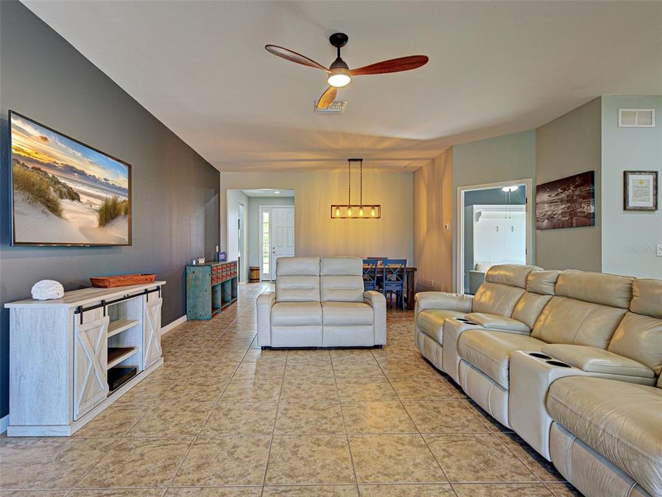 For Sale: $575,000 (3 beds, 2 baths, 1911 Square Feet)