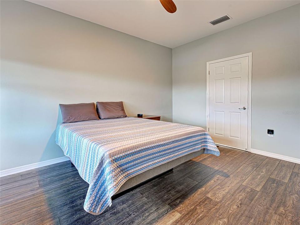 For Sale: $575,000 (3 beds, 2 baths, 1911 Square Feet)