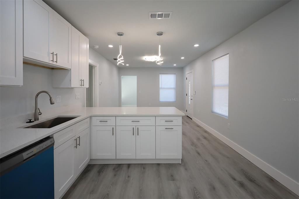 待售: $334,900 (2 贝兹, 1 浴室, 880 平方英尺)