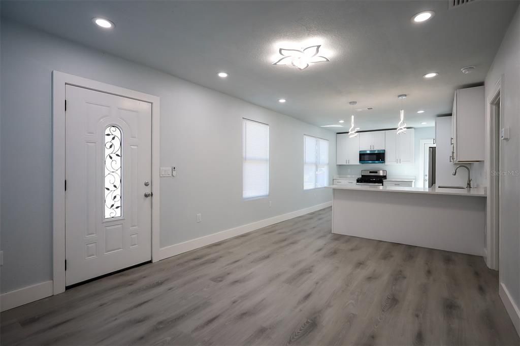 待售: $334,900 (2 贝兹, 1 浴室, 880 平方英尺)