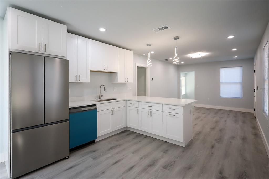 待售: $334,900 (2 贝兹, 1 浴室, 880 平方英尺)