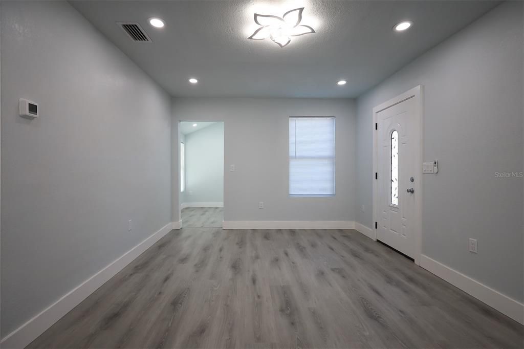 待售: $334,900 (2 贝兹, 1 浴室, 880 平方英尺)