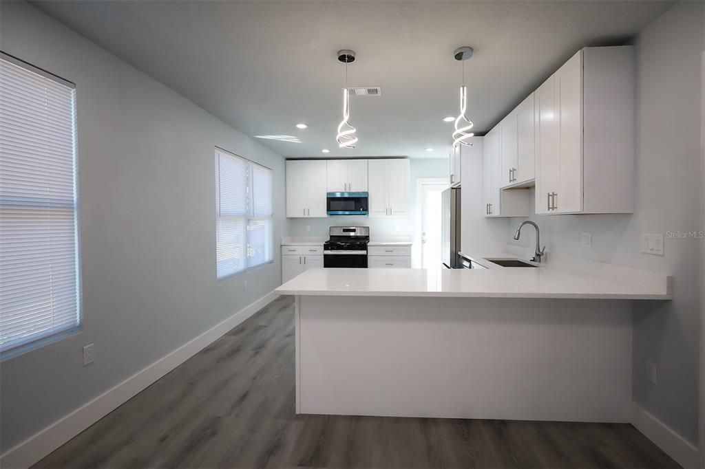 待售: $334,900 (2 贝兹, 1 浴室, 880 平方英尺)