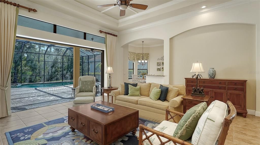 En Venta: $729,000 (3 camas, 2 baños, 2112 Pies cuadrados)