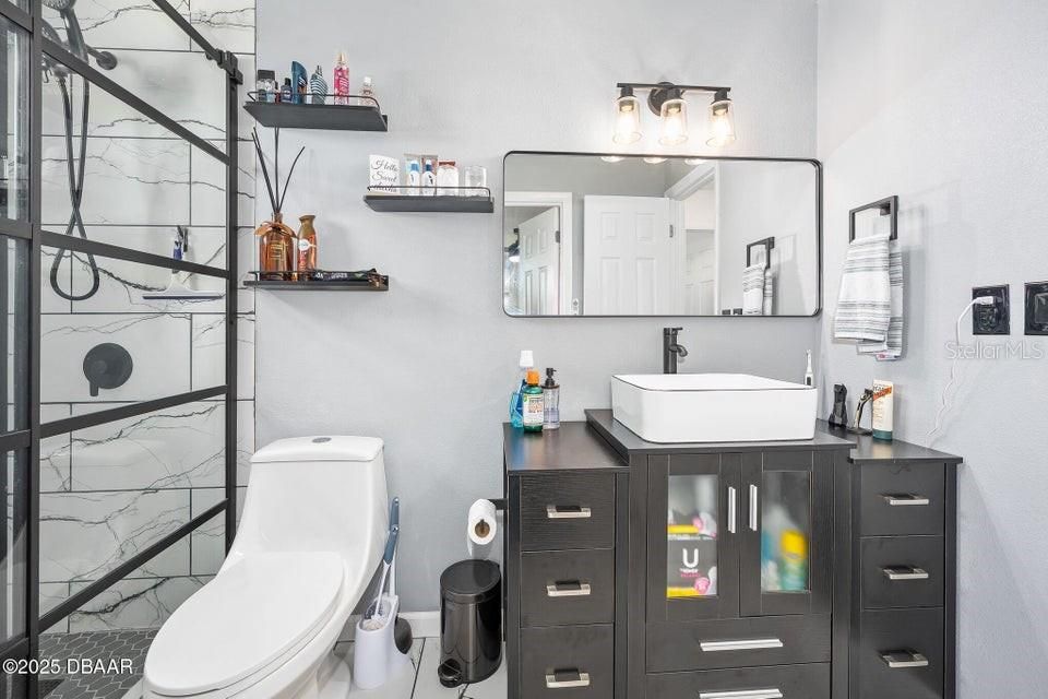 待售: $239,900 (2 贝兹, 1 浴室, 988 平方英尺)