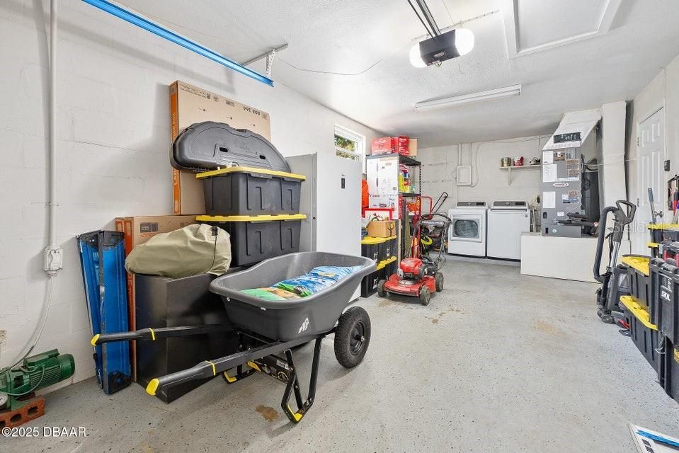 待售: $239,900 (2 贝兹, 1 浴室, 988 平方英尺)