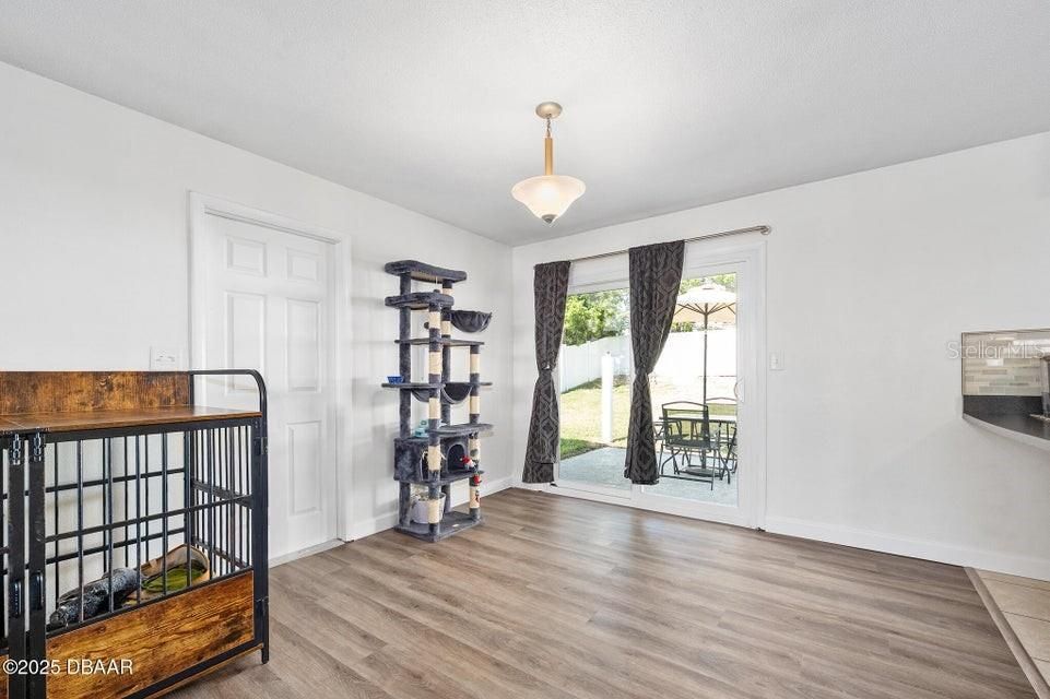 待售: $239,900 (2 贝兹, 1 浴室, 988 平方英尺)