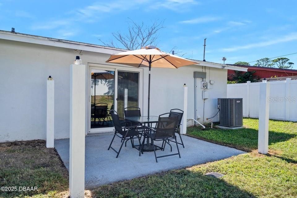 待售: $239,900 (2 贝兹, 1 浴室, 988 平方英尺)