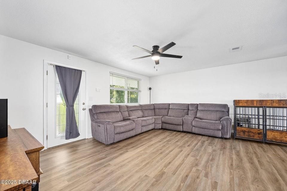 待售: $239,900 (2 贝兹, 1 浴室, 988 平方英尺)