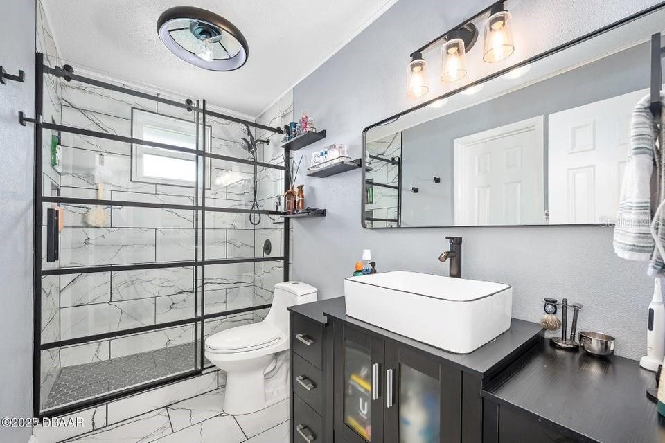 待售: $239,900 (2 贝兹, 1 浴室, 988 平方英尺)