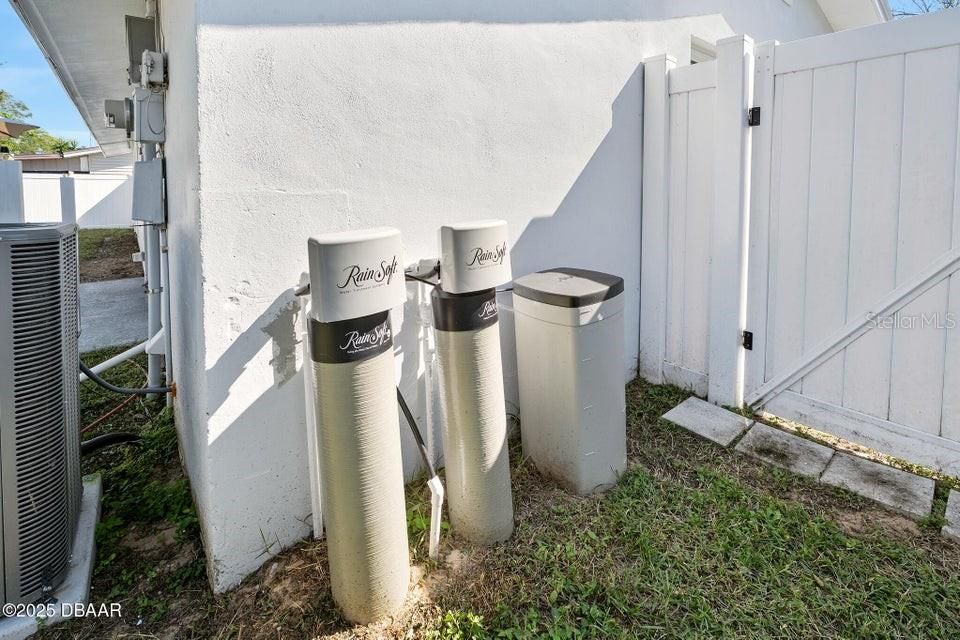 待售: $239,900 (2 贝兹, 1 浴室, 988 平方英尺)