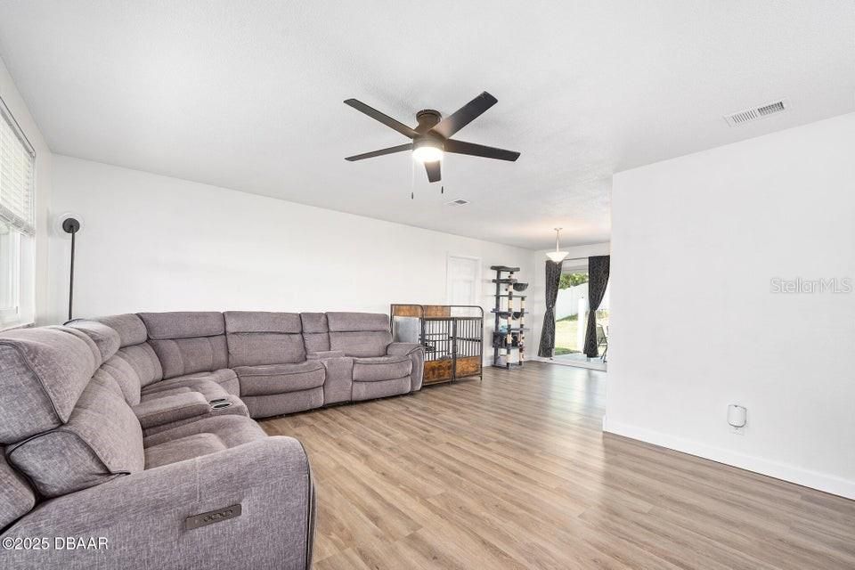 待售: $239,900 (2 贝兹, 1 浴室, 988 平方英尺)