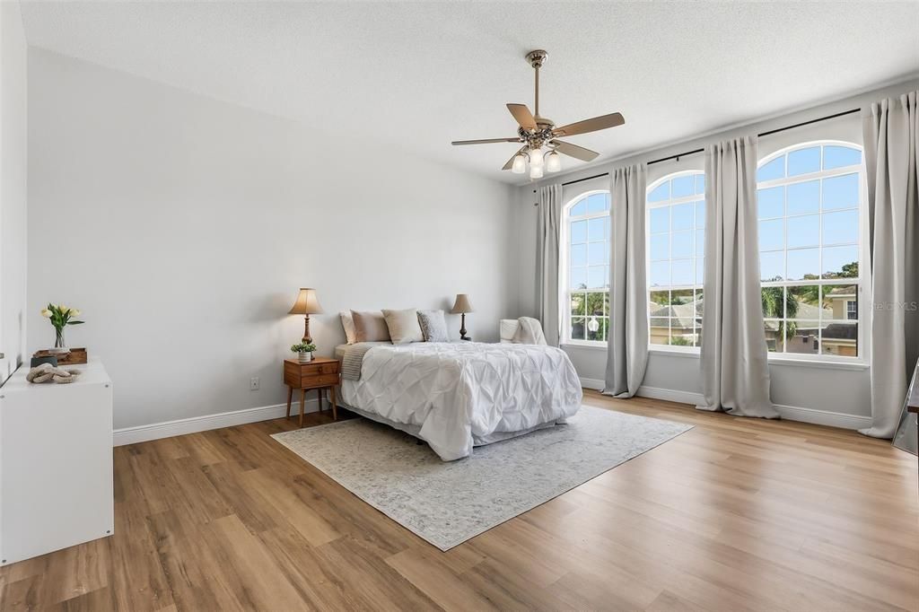 合同活跃: $550,000 (4 贝兹, 2 浴室, 3060 平方英尺)