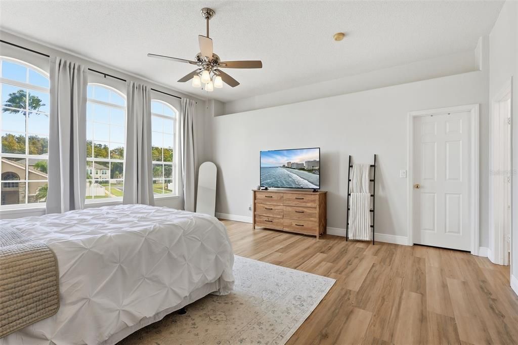 合同活跃: $550,000 (4 贝兹, 2 浴室, 3060 平方英尺)