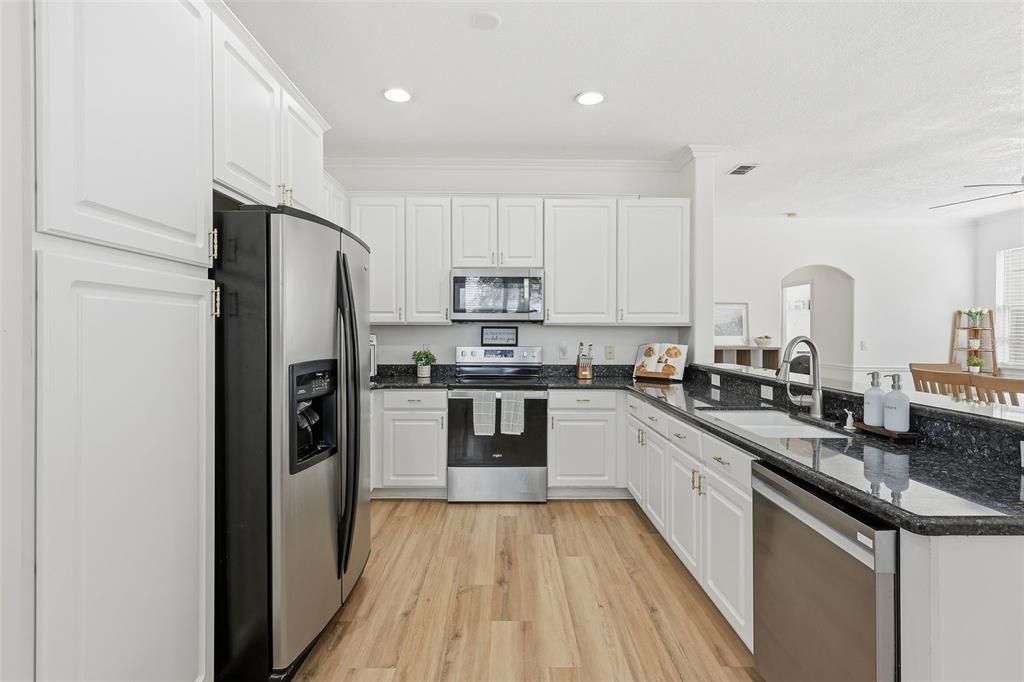 合同活跃: $550,000 (4 贝兹, 2 浴室, 3060 平方英尺)