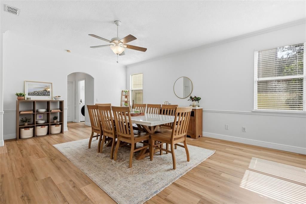 合同活跃: $550,000 (4 贝兹, 2 浴室, 3060 平方英尺)