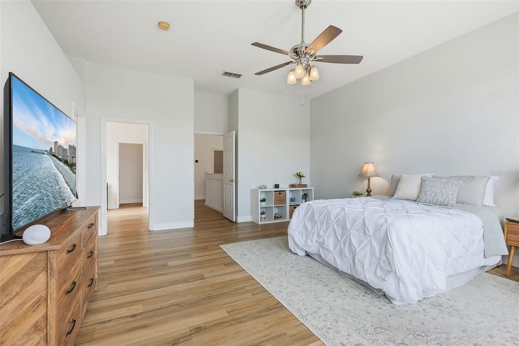 合同活跃: $550,000 (4 贝兹, 2 浴室, 3060 平方英尺)