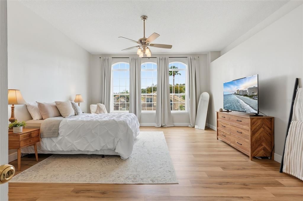 合同活跃: $550,000 (4 贝兹, 2 浴室, 3060 平方英尺)