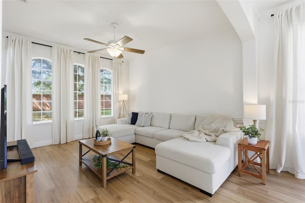 合同活跃: $550,000 (4 贝兹, 2 浴室, 3060 平方英尺)