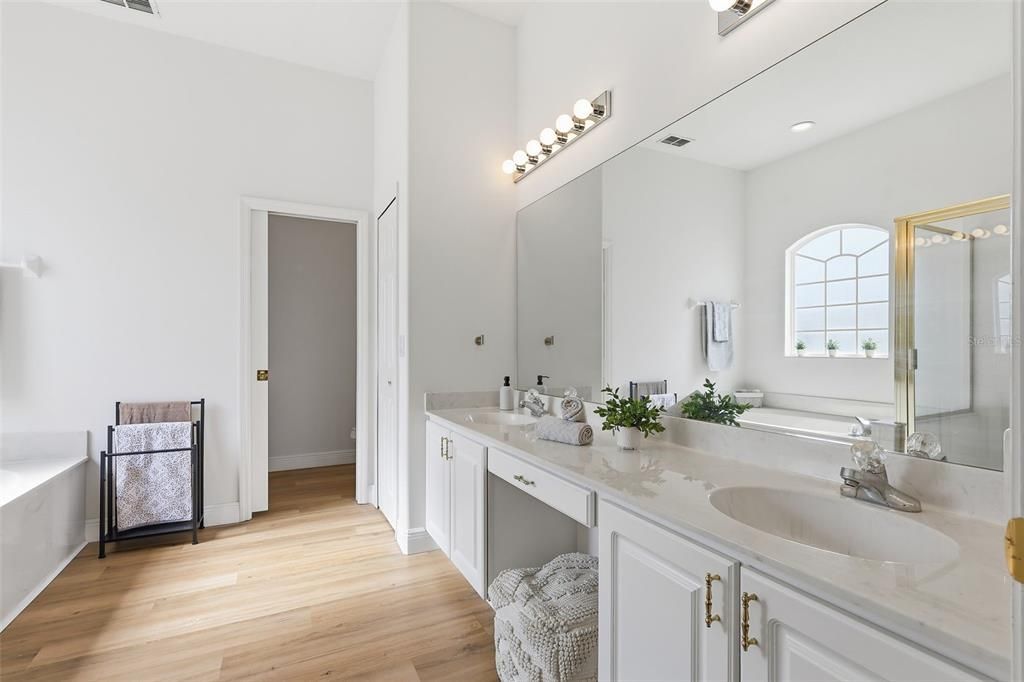 合同活跃: $550,000 (4 贝兹, 2 浴室, 3060 平方英尺)