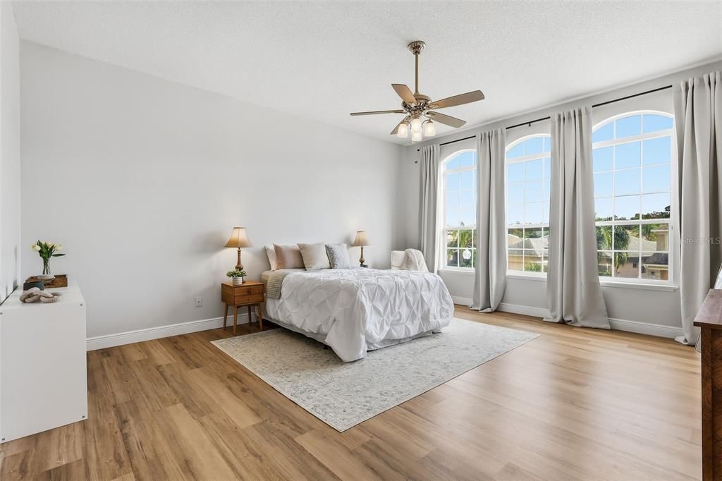 合同活跃: $550,000 (4 贝兹, 2 浴室, 3060 平方英尺)