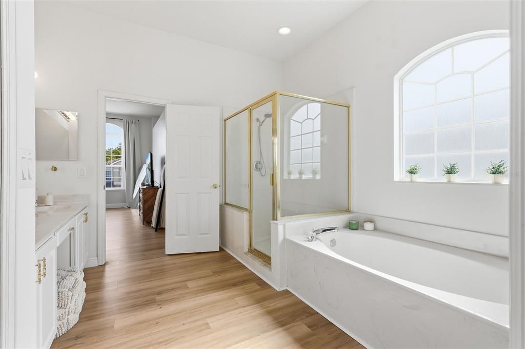 合同活跃: $550,000 (4 贝兹, 2 浴室, 3060 平方英尺)