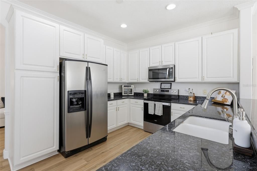 合同活跃: $550,000 (4 贝兹, 2 浴室, 3060 平方英尺)