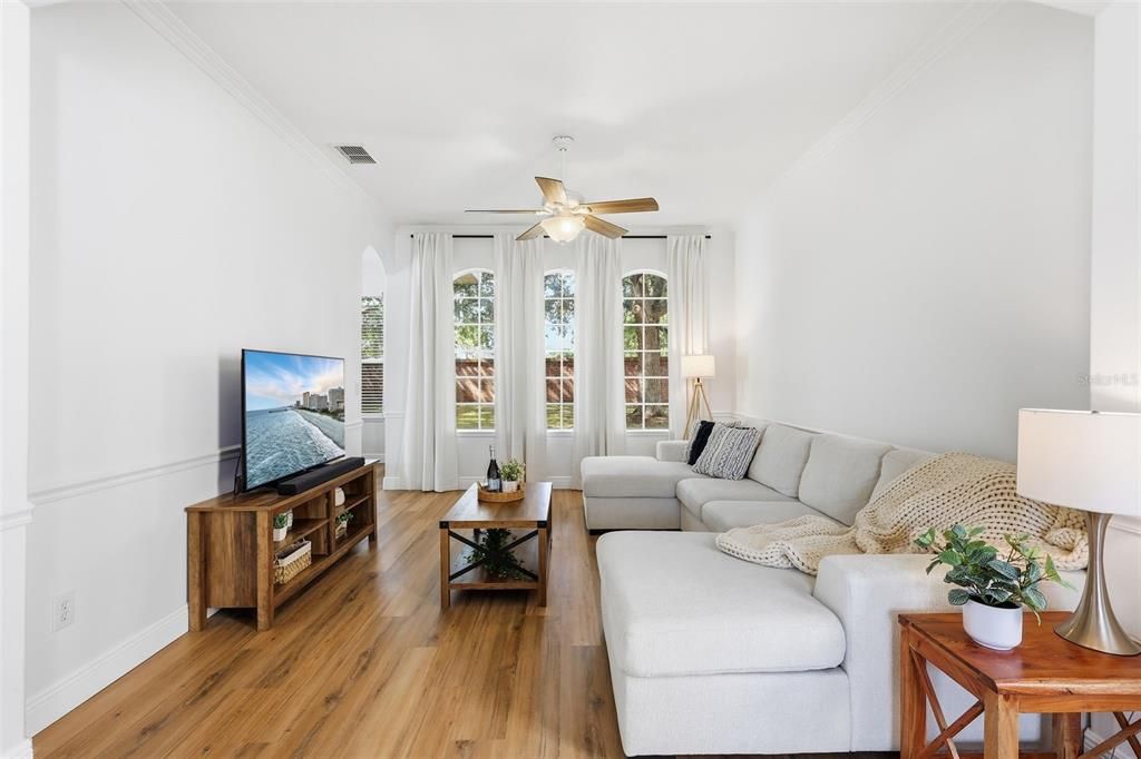 合同活跃: $550,000 (4 贝兹, 2 浴室, 3060 平方英尺)