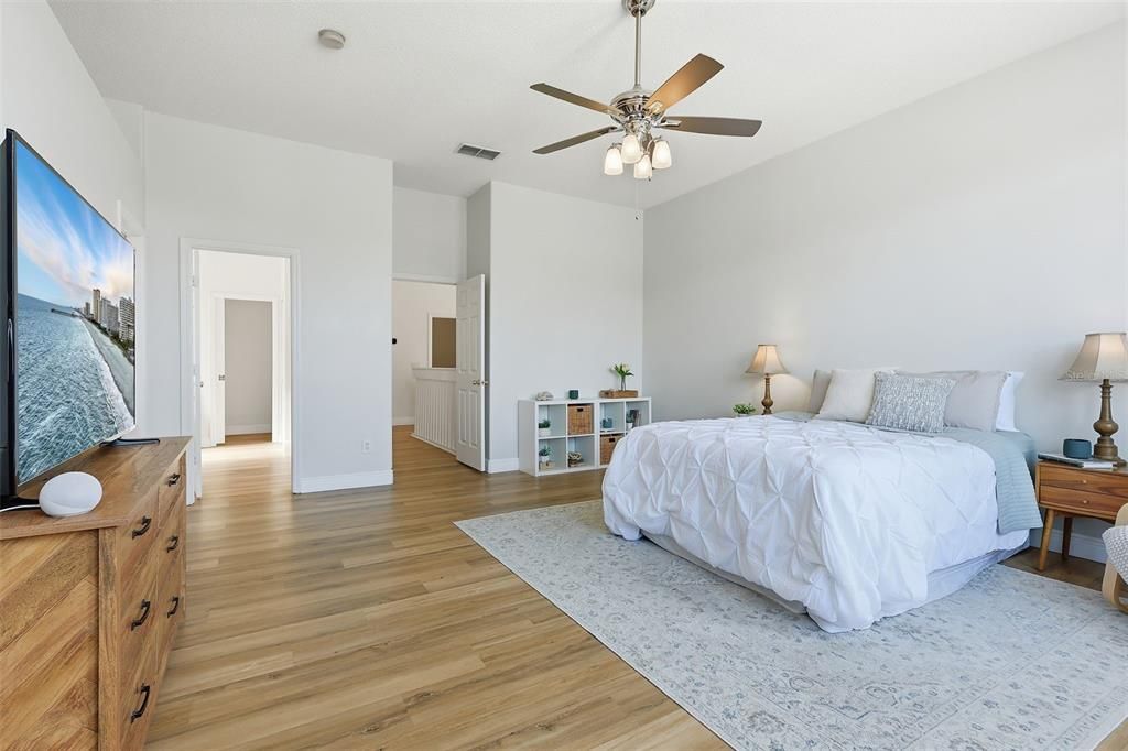 合同活跃: $550,000 (4 贝兹, 2 浴室, 3060 平方英尺)