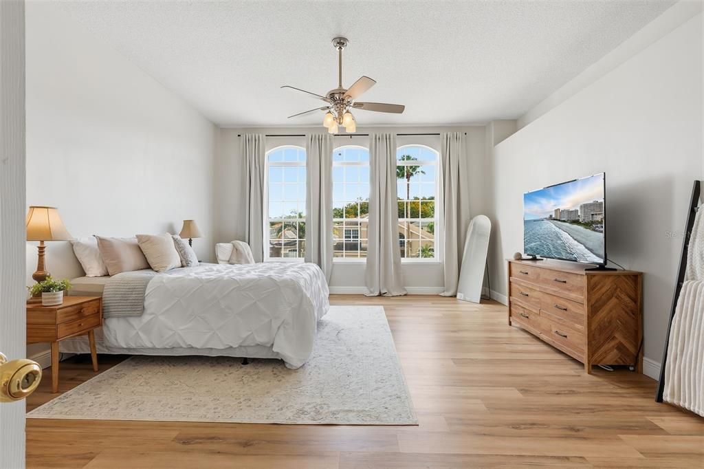 合同活跃: $550,000 (4 贝兹, 2 浴室, 3060 平方英尺)