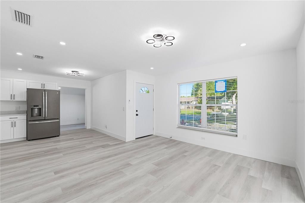 合同活跃: $459,000 (4 贝兹, 2 浴室, 1664 平方英尺)