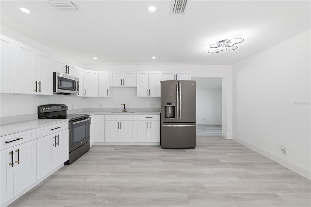 合同活跃: $459,000 (4 贝兹, 2 浴室, 1664 平方英尺)