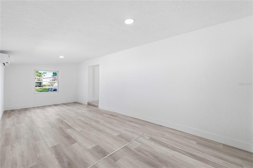 合同活跃: $459,000 (4 贝兹, 2 浴室, 1664 平方英尺)