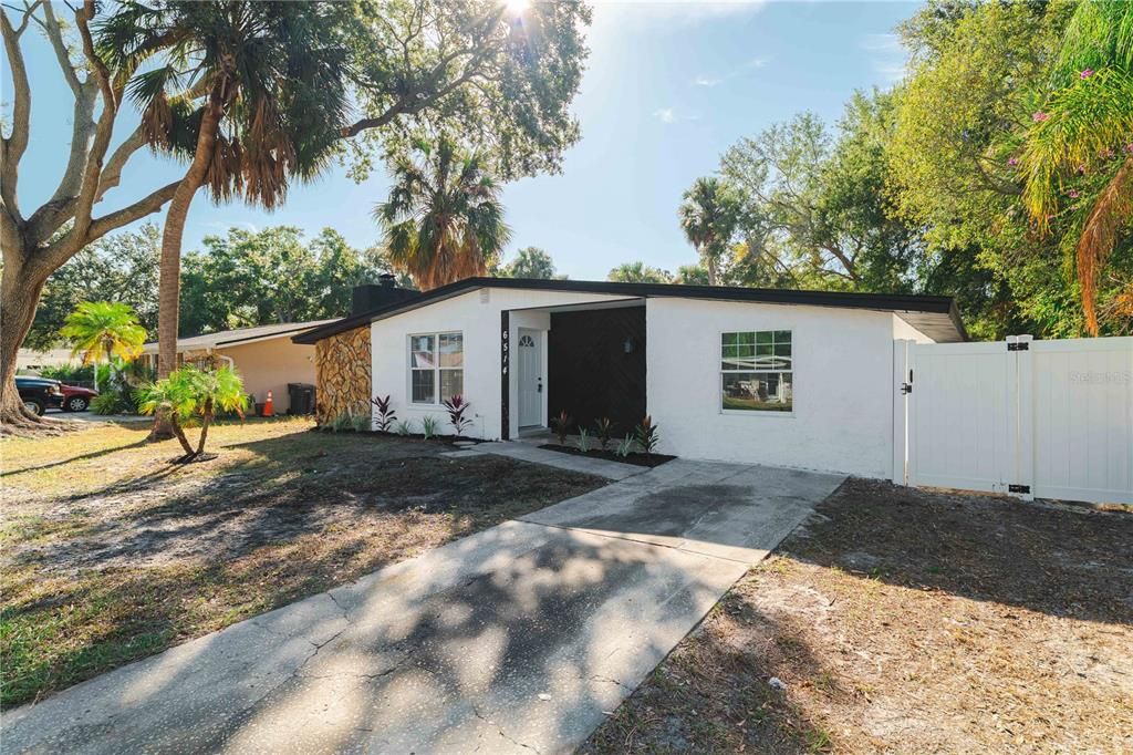 合同活跃: $459,000 (4 贝兹, 2 浴室, 1664 平方英尺)