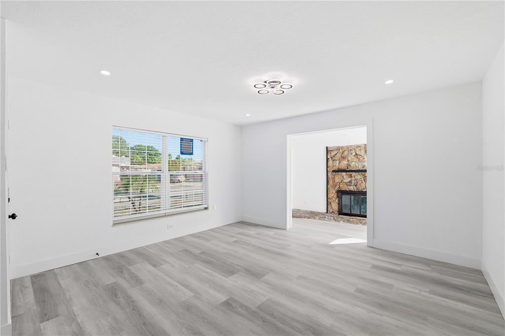 合同活跃: $459,000 (4 贝兹, 2 浴室, 1664 平方英尺)